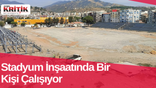 Stadyum İnşaatında Bir Kişi Çalışıyor