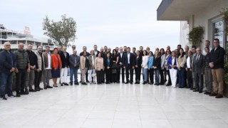 BAŞKAN ÖMER GÜNEL CHP KUŞADASI İLÇE ÖRGÜTÜ’NÜN YENİ YÖNETİMİYLE BİR ARAYA GELDİ