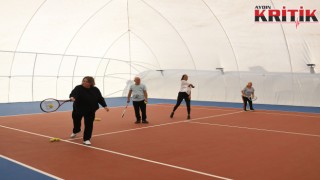 Kuşadası’nda Emekliler Kortta: Ücretsiz Tenis Kursu Yoğun İlgi Görüyor