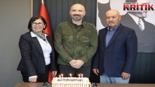 BAŞKAN ARIKAN ÖZEKMEKÇİ’NİN YAKINLARINI KAPININ ÖNÜNE KOYDU.